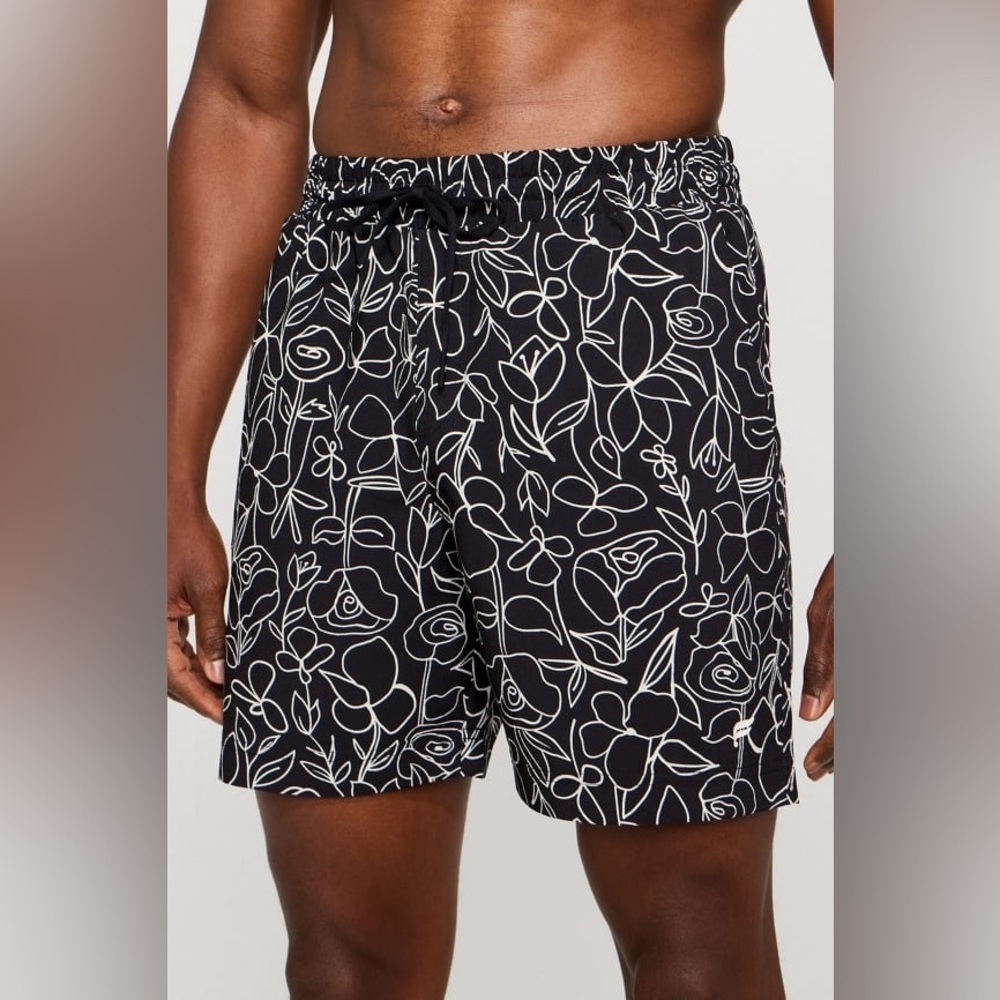 NWT Fabletics The Cabana Short B&W Floral Outline S‎